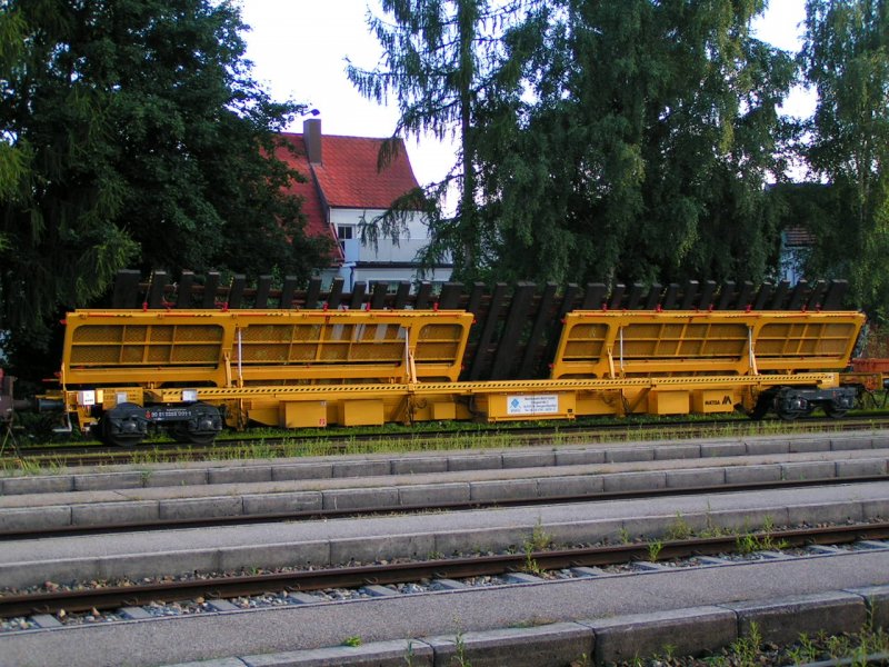 Weichentransportwagen 99819358001-1 (Fabr. Matisa) beladen mit der  NEUEN  Weiche f. Bhf. RIED i.I. 2006-08-11