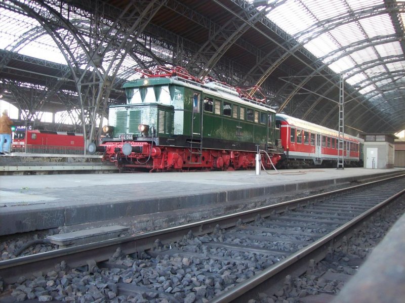 Weihnachtsmarkt Sonderzug mit E 44 044 steht im HBF Leipzig 12/2008