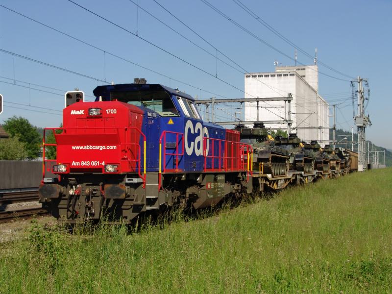 Weil die Schweizer Armee ihre ltesten Panzer verschrottet, werden ab und zu ein paar Panzer in der Woche nach Wohlen gebracht, wo sie in einem alten Stahlwerk auseinander genommen werden. Am 26.5.05 brachte die Am 843 051-4 fnf Panzer von Dottikon-Dintikon nach Wohlen