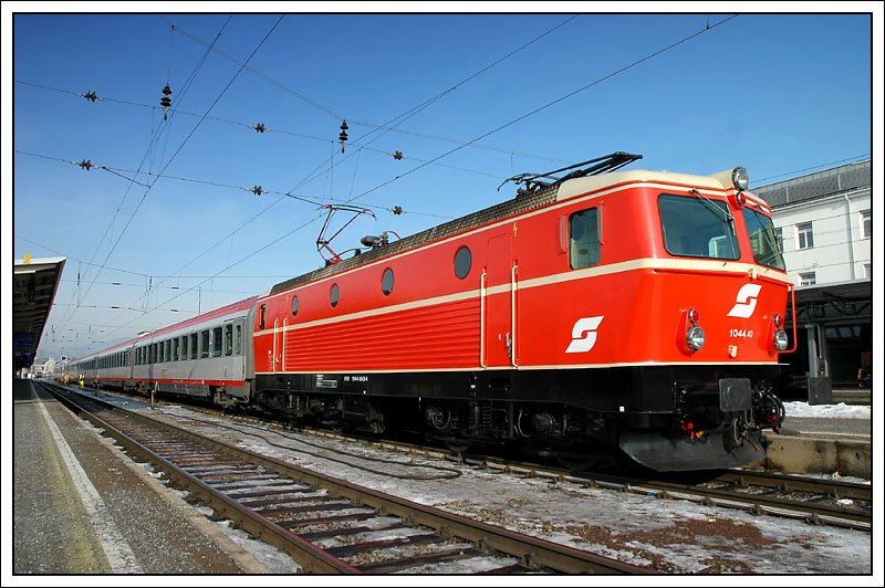 Weil sie so schn ist, noch ein Bild der 1044.40 bei der Ankunft in Graz am 9.1.2008 mit dem OEC 555  SUPERFUND  aus Wien. Diesmal mit 18mm (27 mm Kleinbild) aufgenommen.