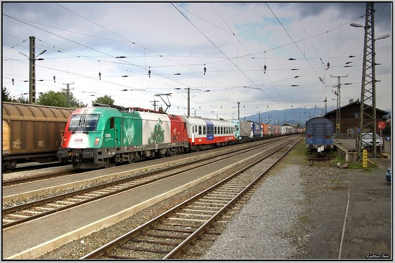 Weil der Tauern dieses Wochenende gesperrt war, wurden viele Z�ge auch durch das Murtal umgeleitet.Ein besonderer Zug war sicher diese RoLa mit der 1216 004  EM-Lok Italien.
Zeltweg 20.09.2008