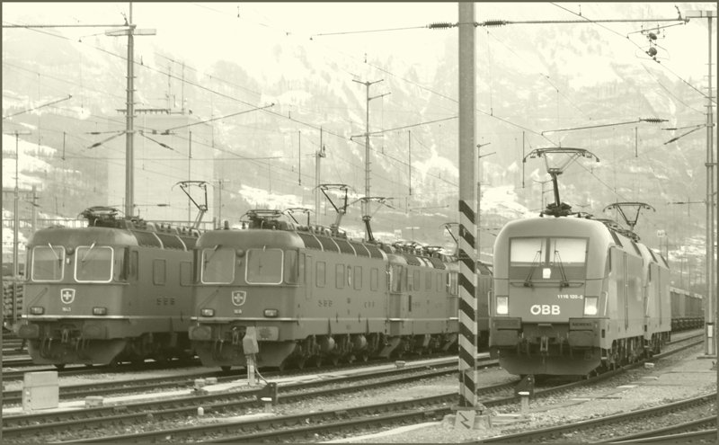 Weil im Vergleich zur 1116 120-5 die beiden Re 6/6 11643 und 11618 dermassen schmutzig waren, habe ich mich fr eine s/w Version entschieden. So erbrigt sich das Suchen nach der roten Farbe. (23.01.2009)