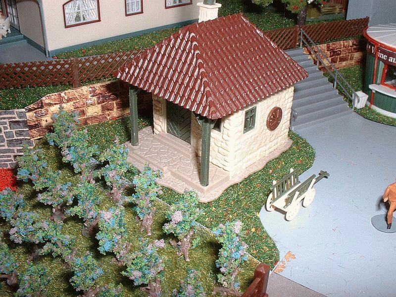 Weinberghuschen mit Weinberg (Vollmer 5129) unterhalb des Fernsehturmes.
