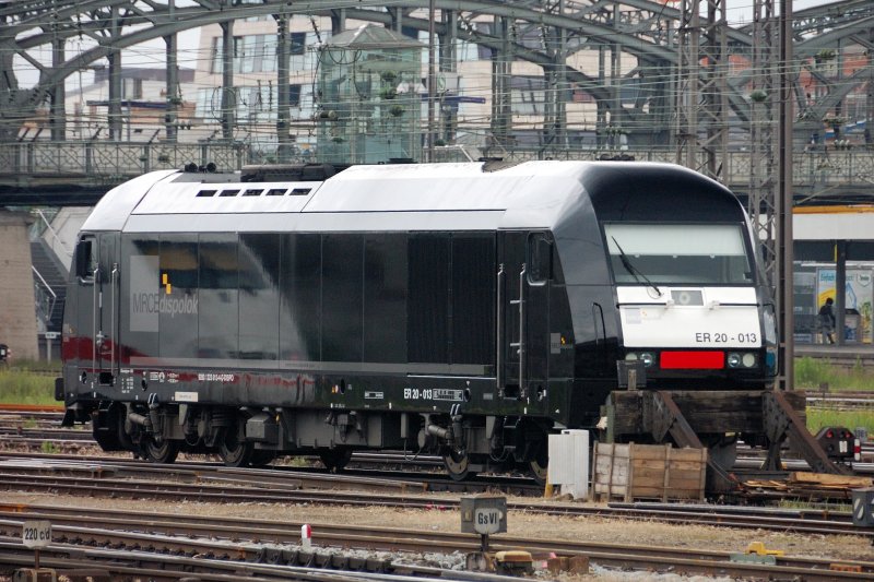 Wei auf Schwarz:   
...sich spiegelnder ICE im schwarzen Kleid des MRCE-ER... vielleicht ne Idee fr...?