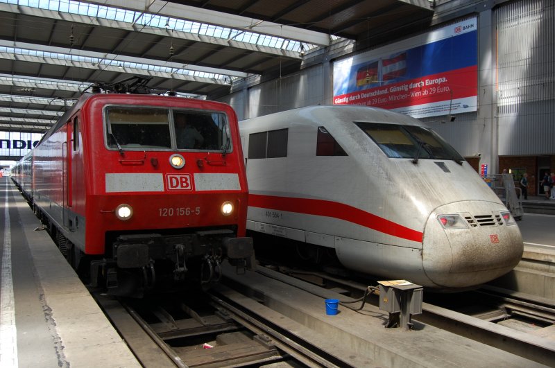 Weiss trifft rot, 120 156-5 trifft auf den nicht so sauberen 401 554-1. Aufgenommen am 26.5.2009 im Mnchner Hauptbahnhof. 