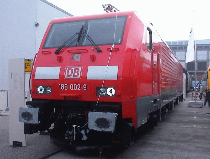 Weie LEDs, in Taschenlampen, Fahrradlampen und nun auch in Lokomotiven. Sie zeichnen sich durch Erschtterungsunempfindlichkeit, hohen Wirkungsgrad und extrem lange Lebensdauer aus. Eigentlich knnen LEDs ja nur Licht einer Wellenlnge emittieren, weie LEDs leuchten im Grunde genommen blau, und eine Schicht (hnlich der von Leuchtstofflampen, die ja UV-Licht in sichtbares umwandeln) wandelt dieses Licht in weies um. 29.9.02, InnoTrans Berlin