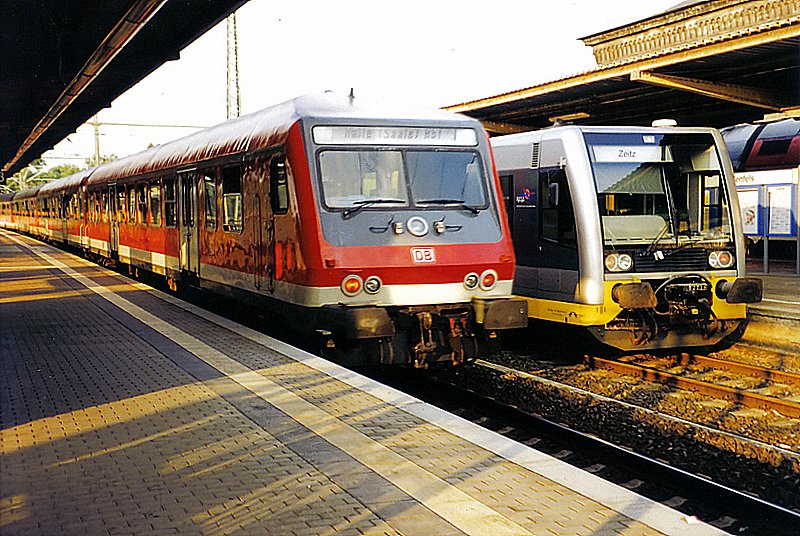Weienfels am 04.07.2001. Links der RE 16327 Eisenach-Halle(Saale)Hbf, rechts der LVT S der Burgenlandbahn als RB 37889 
nach Zeitz.