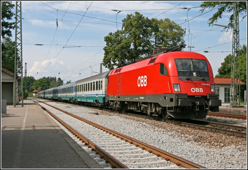 Weit ab ihrer Heimatstadt bringt die Villacher 1116 154, nur 33 Sekunden nach der 1116 114, den EC 83  PAGANINI , von Mnchen Hauptbahnhof ber Fortezza/Franzensfeste nach Verona Porta Nuova. Hier bei der Durchfahrt in Aling am 01.07.07 