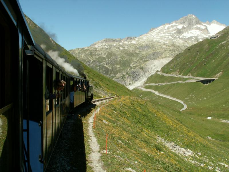 Weiter geht es bergab in  Richtung Realp.Hinten rechts sehen wir die Furka Passtrasse. 14.07.05