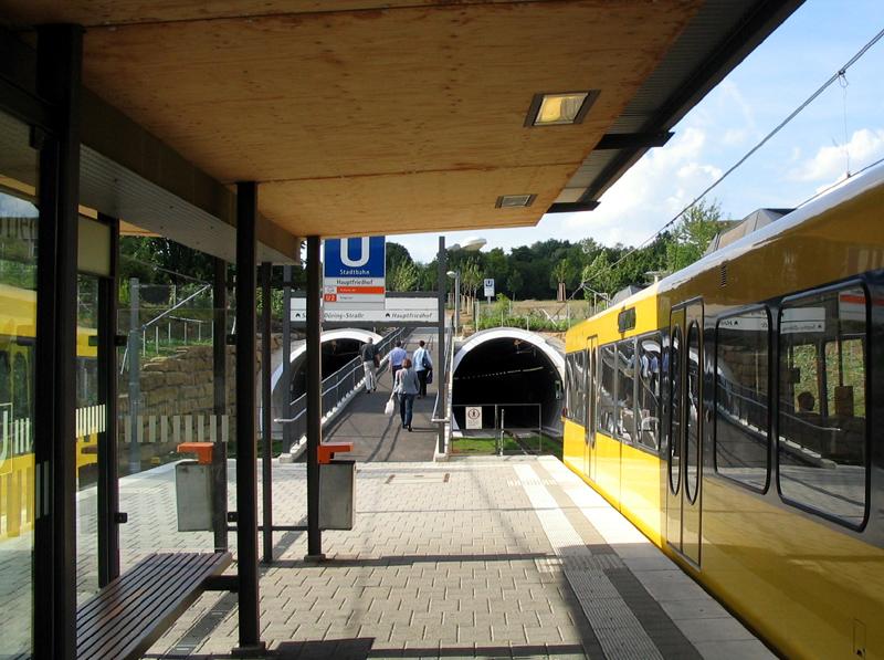 Weiter geht es im Tunnel - 

Haltestelle Hauptfriedhof der Linie U2, hier beginnt die Neubaustrecke nach Neugereut, 

21.07.2005 (M)