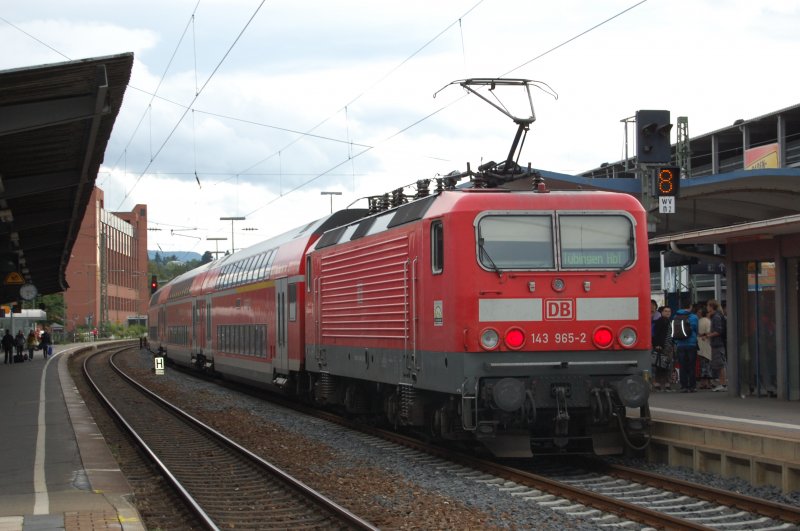 Weiter geht die Fahrt fr den RE aus Stuttgart in die Universittsstadt Tbingen, die er auch schon bald erreicht hat. 143 965-2 hat am 18.7.2009 die Aufgabe ihn dorthin zu befrdern. Aufgenommen in Reutlingen.