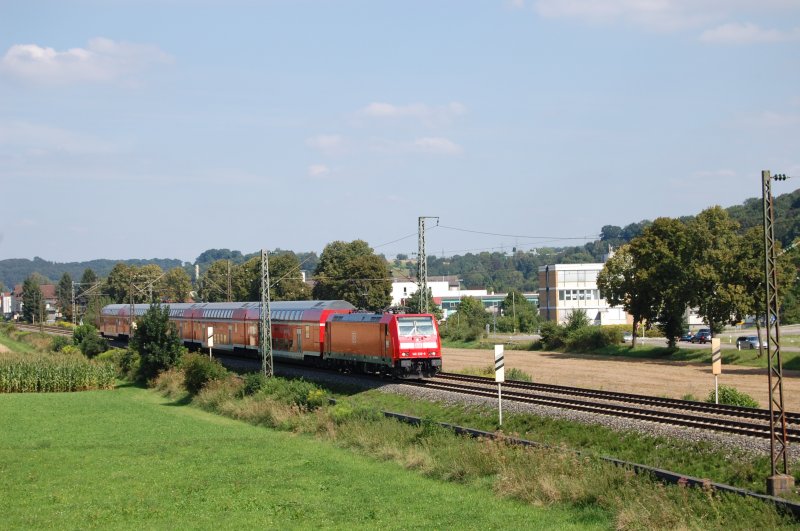 Weiter gehts mit Bildern vom 6.8.2009: 146 220-9 zieht einen aus Doppelstockwagen gebildeten Regionalzug nach Moosbach-Neckarelz ber die Filsbahn, vorbei an dem Ansitzpunkt bei km 30.
