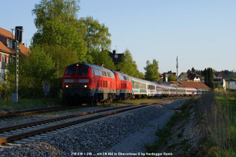 Weiter ging es mit EN 464, der von 218 418 und 218 ... gefhrt wurde und durch Oberreitnau nach Lindau Hbf runter rollte.. Herrlich die in verschiedenen Farben gehaltenen Nachtzug-Wagen.
25.04.09