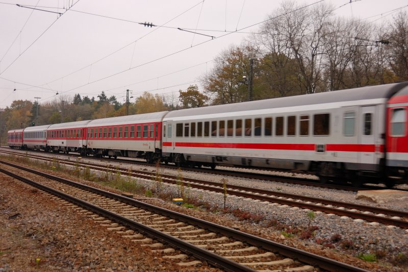 Weiter hinten im PbZ finden sich: ...nach dem IC-Gro�raumwagen zwei Liegewagen der DB-Nachtzug, sowie ein IC-Abteilwagen 2.Klasse und zu guter letzt ein S-Bahnwagen der Frankenmetropole N�rnberg. (Neuoffingen, Nov. 2008).