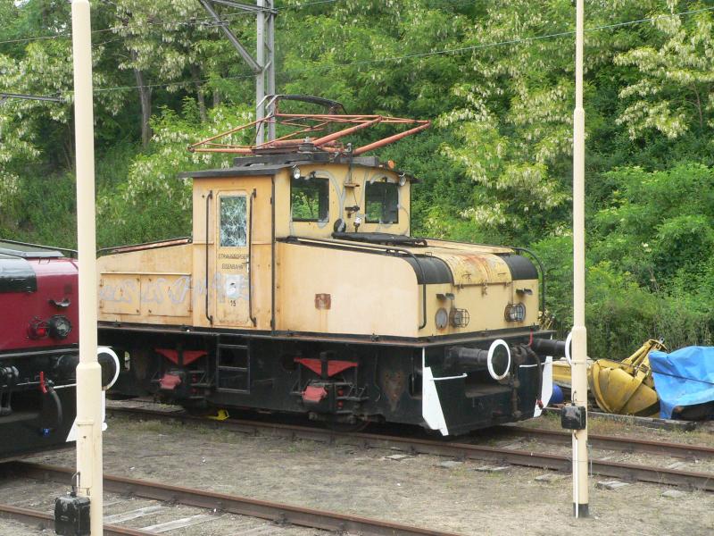 Weitere E-Lok der Buckower Kleinbahn. Mir ist leider nichts weiteres �ber die beiden Loks bekannt. Sie scheinen aber mit der Oberleitungsspannung der Kleinbahn (600V) fahren zu k�nnen. 5.6.06