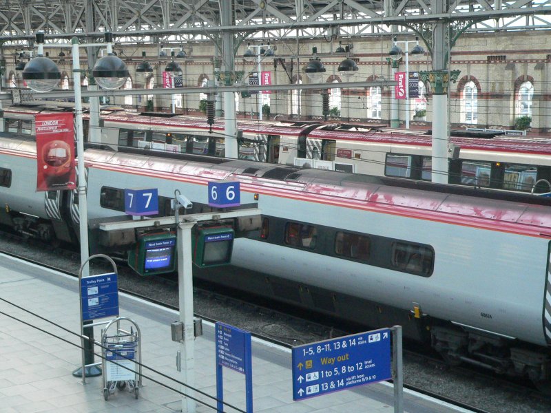 Weiterer Blick in die Bahnhofshalle. Zu sehen sind einige Virgin Trains. August 2006