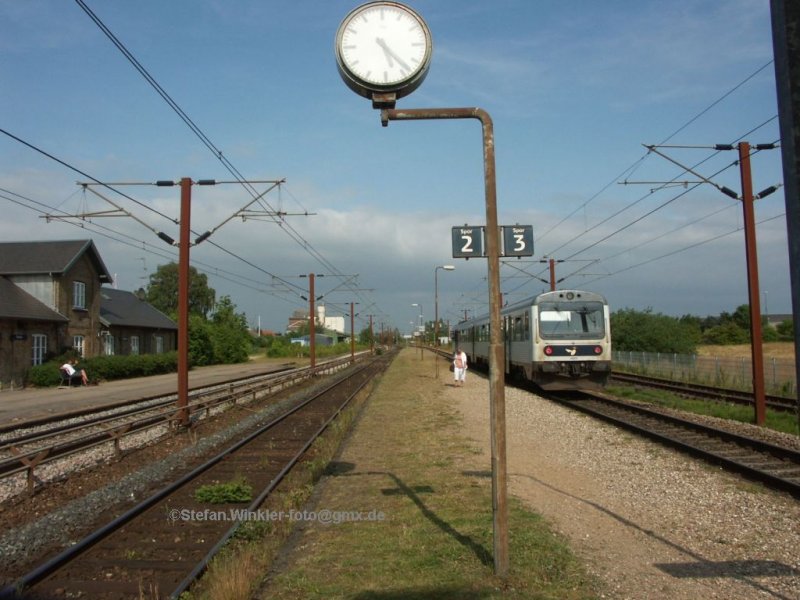 weiteres Motiv vom Landbahnhof Taulov. Der Mittelbahnsteig sieht noch aus wie vor 30 Jahren. Sogar auf dem linken Gleis kam noch ein Skl . Leider ist der Treppenabgang hinter dem Fotografen so nahe an der Uhr so dass sich das nur mit grossem verzerrenden Weitwinkel ins Bild bringen liess..