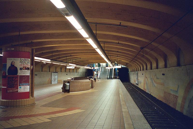 Weitgespannte Bogendecke -

Wie die benachbarte Station  Westend  wurde auch der U-Bahnhof  Alte Oper  sehr großzügig gestaltet. Grundstrecke C (U6/7) eröffnet am 10.11.1986. 

Analoge Aufnahme, 2003 (M)