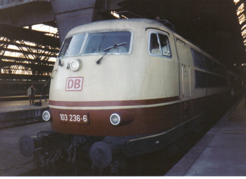 Welch schne Lok! 103 236 mit einem Sonntags IC nach Frankfurt(Main) in Leipzig Hbf. November '97.