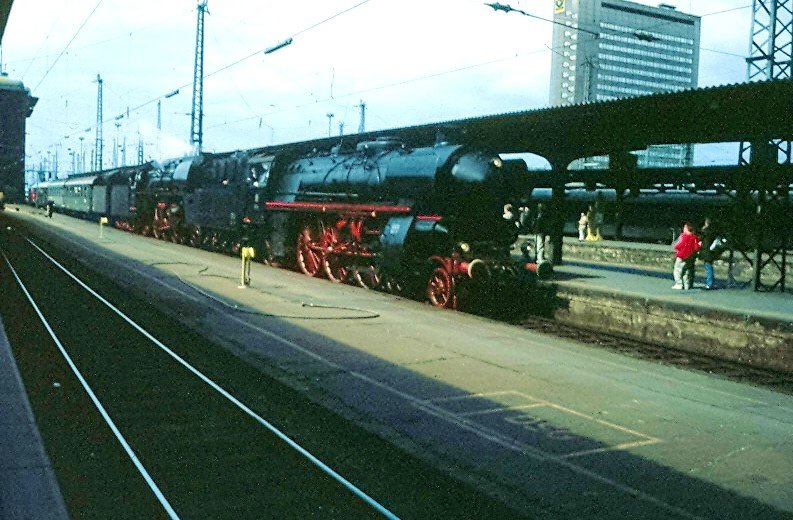 Welch eine Seltenheit. 18 316 rollt majesttisch mit einer 01.5 mit zwei Tendern im April 1997 in den Frankfurter Hauptbahnhof ein.