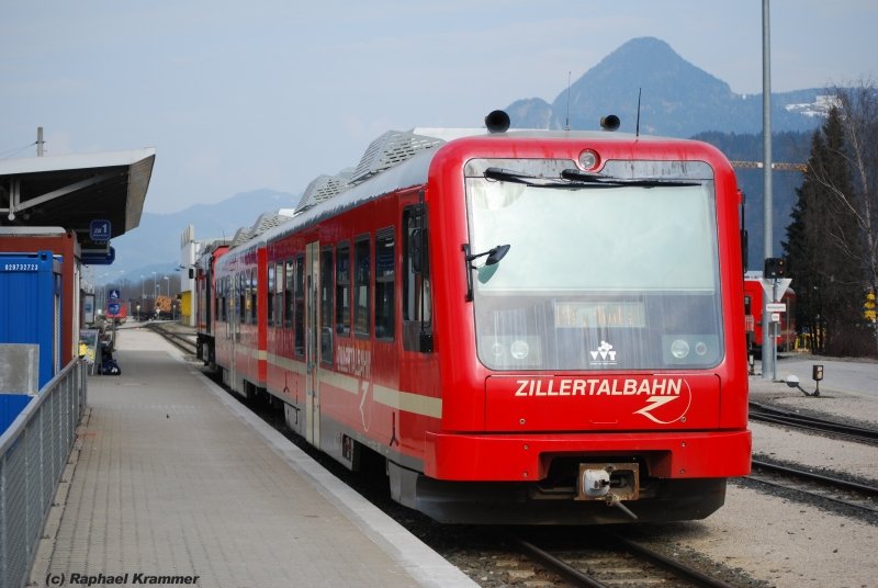 Welche Schmalspurbahn kann sonst noch mit Diesellok-bespannten Wendezgen aufwarten: Der Steuerwagen VS7 und Personenwagen B4 36 der Zillertalbahn, 2008 von ZOS VRUTKY geliefert, am 05.04.09 zusammen mit der D15 im Bahnhof Jenbach.