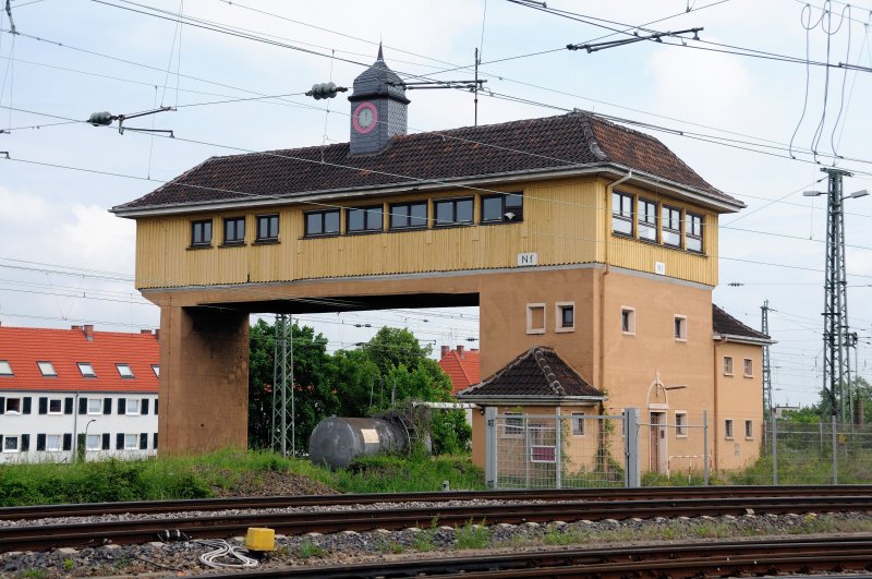 Weltberhmt... nicht nur durch einen Modellbahnzubehrhersteller, das ehemalige, unter Denkmalschutz stehende, Stellwerk von Neustadt an der Weinstrasse. (Mai 2009).