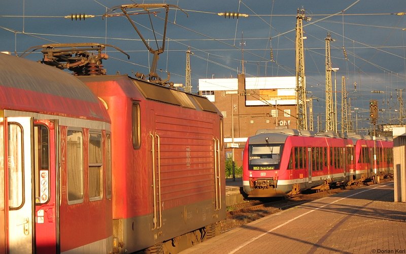 Weltuntergang im Dortmunder Hbf: Whrend sich der 648 auf den Weg in Richtung Schwerte macht, darf die Hellweg-Bahn noch warten. Wenige Minuten spter wird es Bindfden regnen...