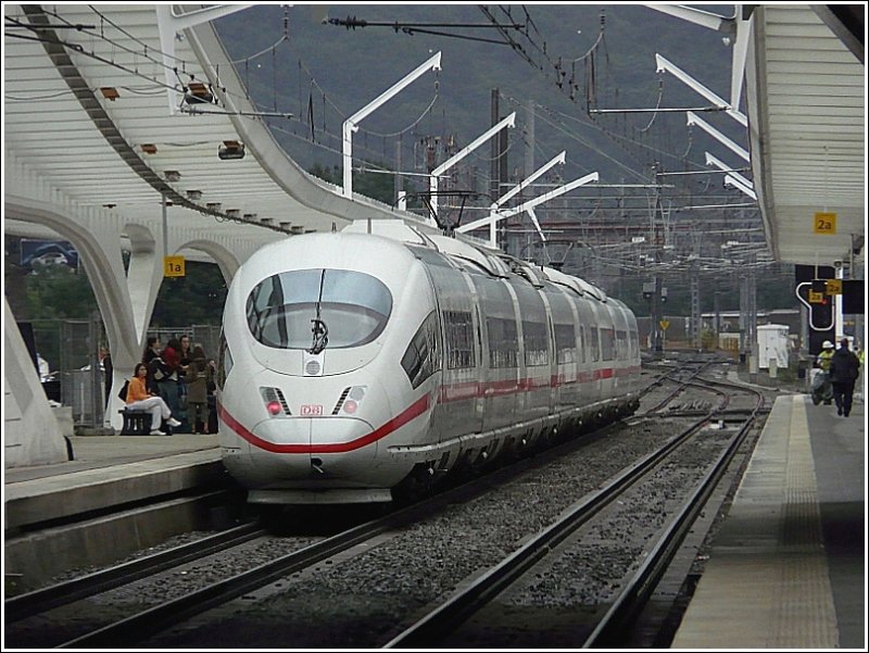 Weltuntergangsstimmung im Bahnhof Lige Guillemins! ICE 3 4607  Hannover  verlt am 12.09.08 den Bahnhof in Richtung Frankfurt/Main unter den eigenwilligen Formen der neuen Fahrleitungsmasten. (Jeanny)