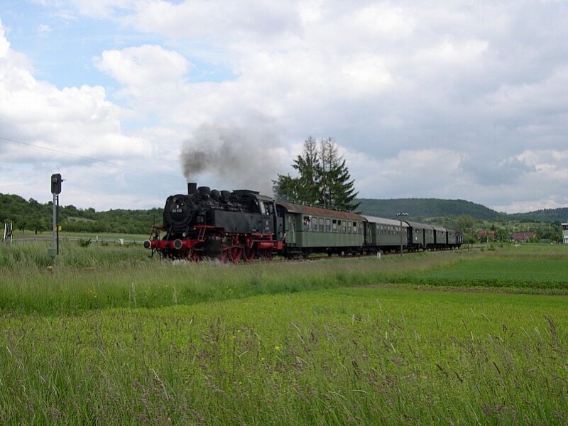 Welzheimer Wald 2006 - Immer wieder Sonntags sind die Z�ge der DBK historische Bahn zwischen Schorndorf und Rudersberg anzutreffen. Hier f�hrt am 05.06.2006 der Dampfzug bei Haubersbronn in Richtung Rudersberg. Ab der Saison 2008 wird sein Ziel dann Welzheim hei�en. Nach mehr als 30 Jahren erh�lt der Hauptort im Naturpark Schw�bisch-Fr�nkischer Wald wieder Bahnanschluss. Wenn auch vorerst nur an Wochenenden und Feiertagen und nur mit historischen Z�gen. Vielleicht f�hrt aber auch bald t�glich die WEG von Rudersberg Nord weiter bis nach Welzheim. W�nschenswert w�re es! Haubersbronn, 05.06.2006