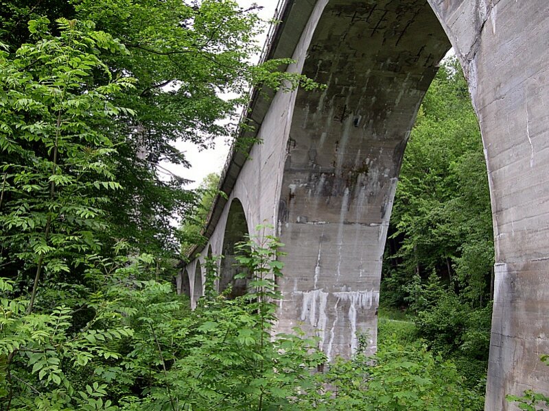 Welzheimer Wald 2006 - Ziemlich versteckt hat sich der Viadukt an der Laufenm�hle an der Strecke Schorndorf - Rudersberg - Welzheim. Noch besteht zwischen Rudersberg und Welzheim ein Angebot im �PV ausschlie�lich mit Bussen der RBS. Ab dem Fr�hjahr 2008 soll sich das aber �ndern, dann wird der Streckenabschnitt Rudersberg - Welzheim, zumindest am Wochenende und an Feiertagen, wieder mit Z�gen befahren. F�r den Betrieb zeichnet sich dann die DBK - Historische Bahn aus Crailsheim verantwortlich. Dann werden auch �ber diese Br�cke wieder Z�ge rollen! 05.06.2006