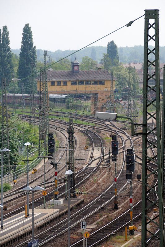 Wendet man den Blick nach rechts, erkennt man in der Bahnhofsausfahrt ein weiteres bekanntes Bauwerk... Ebenso lassen sich noch ein historischer Wagenzug, sowie ein  Eisenschwein , BR E 94, und diverse Rangier-/Werksdieselloks lokalisieren. (Mai 2009 im Vorfeld Neustadt/Weinstrasse Hbf).