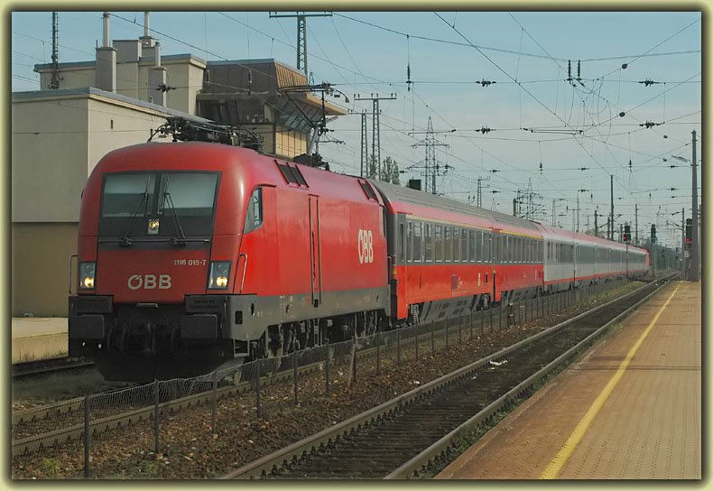 Wendezug Eurocity einmal anders. Planm��ig bespannen zwei Maschinen der Reihe 1116 (eine vorne, eine hinten) den  EC 24 von Budapest-Keleti pu nach Dortmund Hbf, um sich das St�rzen zu ersparen. 1116 015 mit besagtem EC 24 am 7.10.2006 bei der Durchfahrt in Wien H�tteldorf.