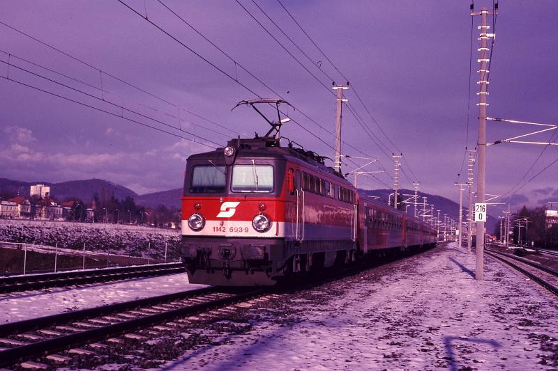 Wendezug mit der 1142 693 auf dem neuen 4-gleisigen Gleisabschnitt in Graz Puntigam. Der 4-Gleisbetrieb wird unter Anderem auch fr den Betrieb der Koralmbahn errichtet - wann diese Fahrmglichkeit durch den geplanten Koralmtunnel aber realisiert wird, kann heute noch niemand definitiv sagen. Dadurch gbe es eine direkte Eisenbahnverbindung zwischen Graz und Klagenfurt mit einer Fahrzeit von etwa einer Stunde. Die jetzige Fahrzeit wrde sich um rund 2 Stunden reduzieren. 