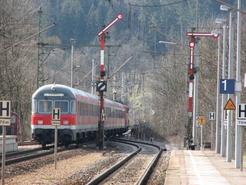 Wendezug mit unbekannter 111 nach Backnang ist auch schon am Ausfahrsignal vorbei. Fichtenberg, 4.3.07