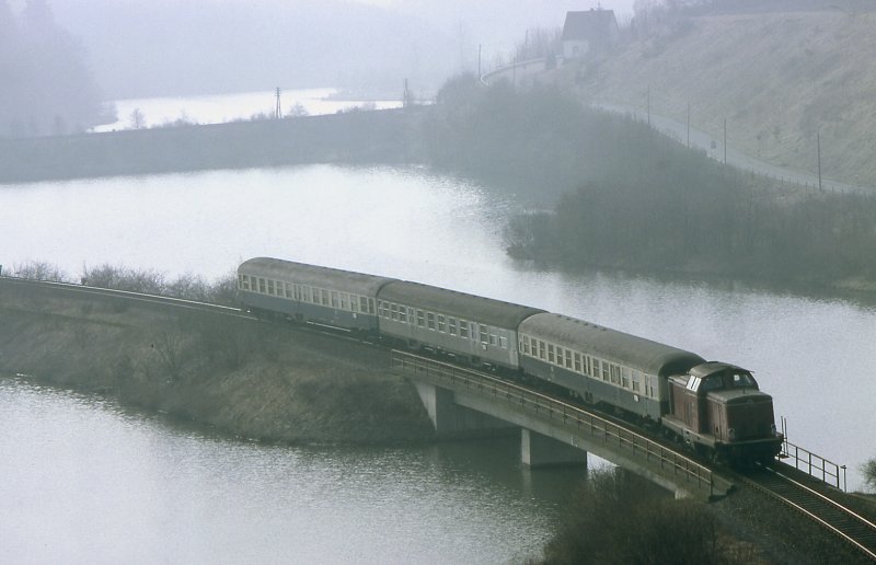 Wendezug mit einer V 100 berquert das Biggesee - Vorstaubecken  am 5. April 1980 mit Personenzug Olpe - Finnentrop.