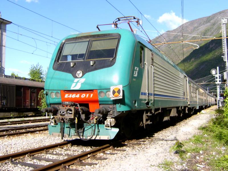 Wendezug in Tirano , Tfz hat einen richtigen und einen Behelfsfhrerstand Mai 2005