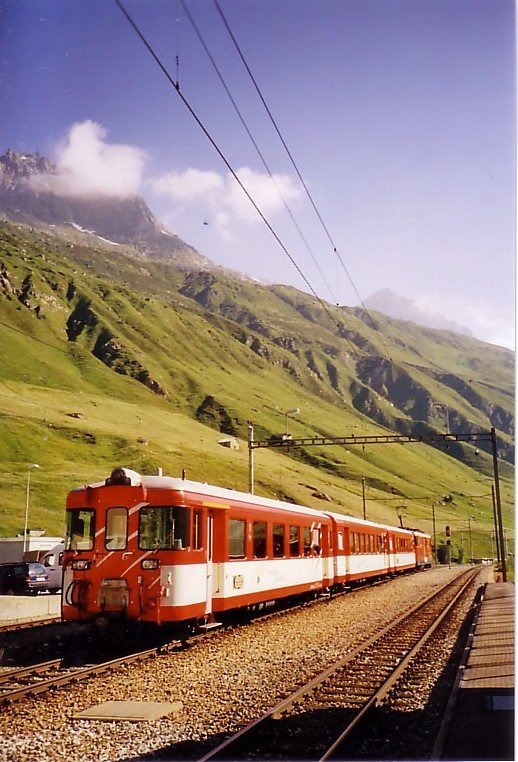 Wendezuge der Matterhorn-Gotthard-Bahn (Zusammenschlu� aus Furka-Oberalp- und Brig-Visp-Zermatt-Bahn, Meterspur Adh�sions- und Zahnradbahn), in der Station Realp 1538m, im Juli 2006.