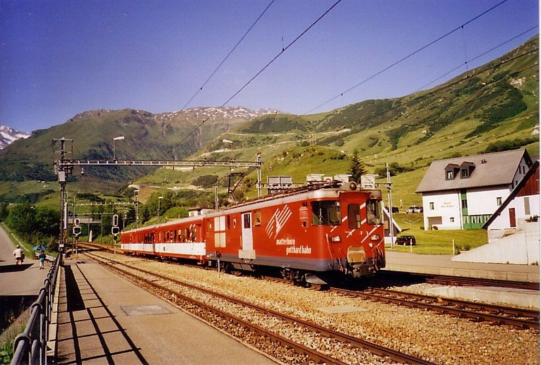 Wendezuge der Matterhorn-Gotthard-Bahn (Zusammenschlu aus Furka-Oberalp- und Brig-Visp-Zermatt-Bahn, Meterspur Adhsions- und Zahnradbahn), in der Station Realp 1538m, im Juli 2006.

