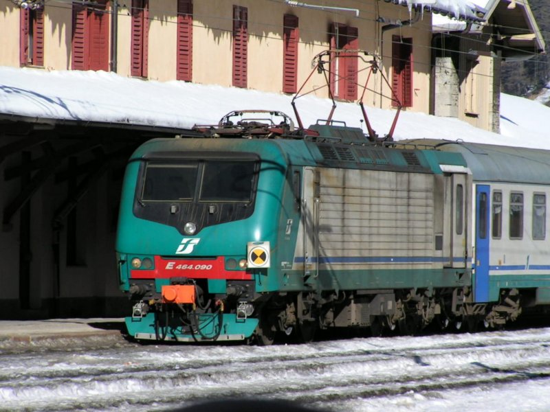 Wendezuglok E 464-090 fhrt im Kopfbahnhof vom Brenner in Richtung Italien ab. 04.02.06