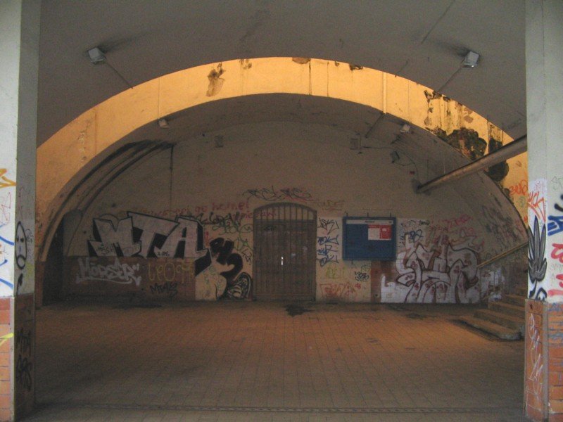 Wenig einladend wirkt die  Bahnhofshalle  Bahnhof Chemnitz Mitte, oder ist es der Charme des vergammelnden? 09.07.07