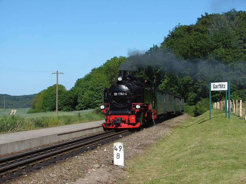 Wenig spter erklomm 99 1782 die Steigung hinauf zum Jagdschloss Granitz. Hier bei Km 49,8 im Bahnhof Garftitz. (01.06.09)