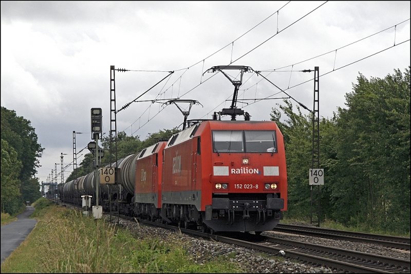Wenige Augenblicke spter rollen 152 023 und 152 033 mit einem Kesselzug (vermutlich beladen mit Selenwasserstoff, wasserfrei) in Richtung Hamm(Westf). (11.06.2009)