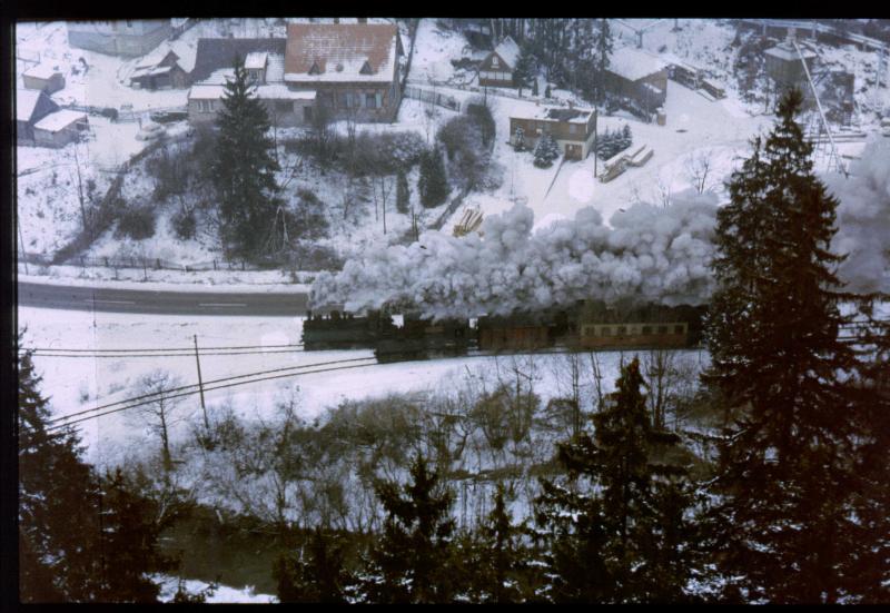 Wenige Eisenbahnfreunde haben sich die Mhe gemacht die bekannte Doppelausfahrt der Selketalbahn bei Alexisbad einmal von oben zu fotografieren hier geschehen im Winter 83 