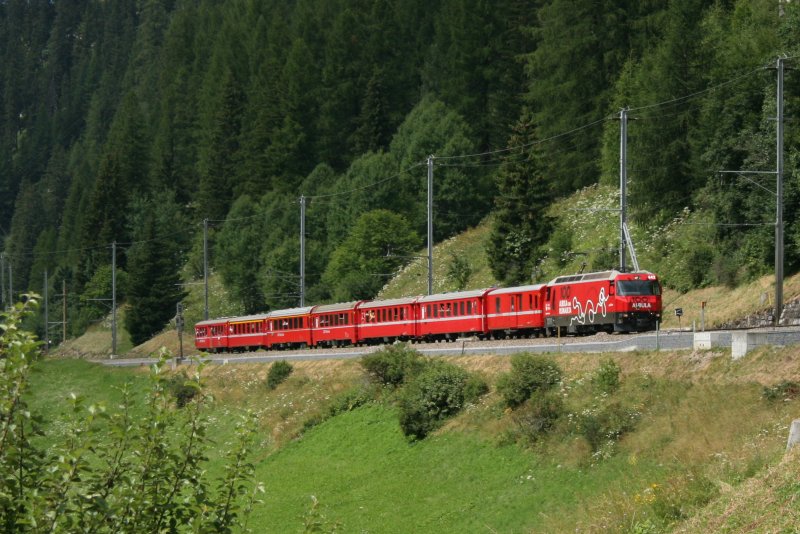 Wenige Meter unterhalb der Station Bergn ist am 29.7.2008 die Ge 4/4 III 642 mit einem RE Chur-St. Moritz unterwegs. 