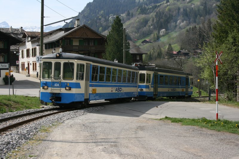 Wenige Meter vor der Haltestelle Vers-l'Eglise berqueren die Zge von Aigle nach Diablarets die Strasse von Diablarets nach Forclaz. Das Bild zeigt BDe 4/4 404 mit Bt 434 als Regionalzug Aigle - Les Diablarets am 25.4.2007. 