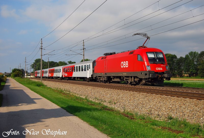 Wenige Minuten spter der nchste Zug: 1116 135-3 mit REX 5912 Linz Hbf. - Passau Hbf. hatte die Ehre (sterreichurlaub 18.08.09)