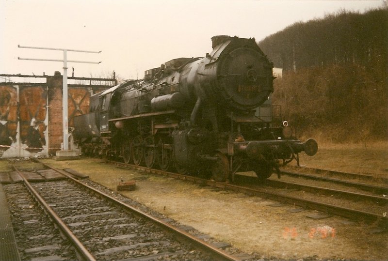 Wenige Monate spter wurden 52 8004 und der Lokschuppen in Sassnitz Opfer eines Feuer.Aufnahme vom 26.Februar 1997.
