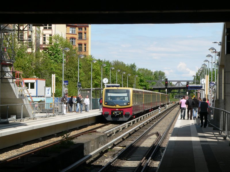 Wenige Tage nach der Erffnung wird der Bahnhof, der ein dicht bebautes Wohngebiet bedient, bereits gut genutzt. Er liegt auf der S1 zwischen den Stationen Yorckstrae / Grogrschenstrae und Schneberg. 4.5.2008