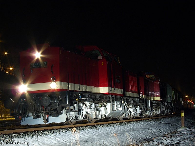 Wenn auch die Lokfront der 112 565-7 nicht richtig ausgeleuchtet ist, denke ich doch das dieses Bild zeigenswert ist. Fotografiert am 29.11.2008 im unteren Bahnhof von Annaberg-Buchholz. 