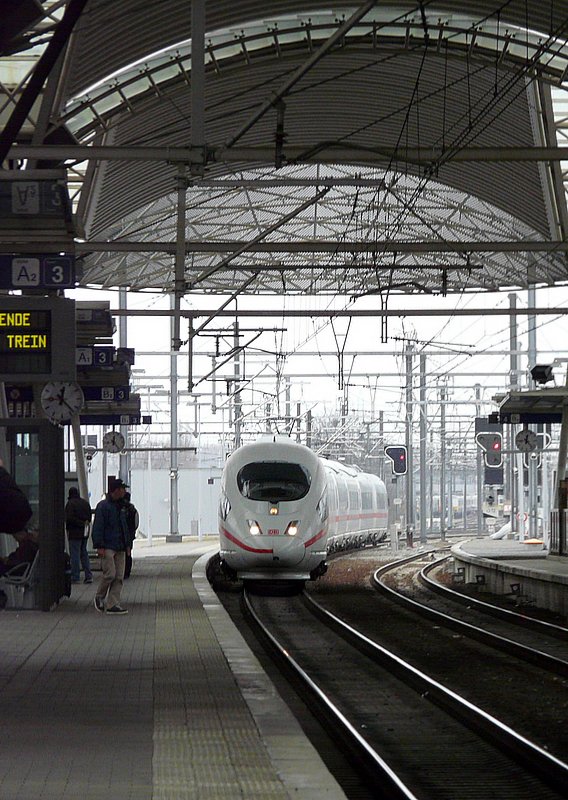 Wenn im Bahnhof von Leuven/Louvain eine Durchsage kommt:  Achtung, durchfahrender Zug! , sollte die Kamera bereit sein. Durchrasender ICE 3 in Richtung Lttich am 09.03.08.